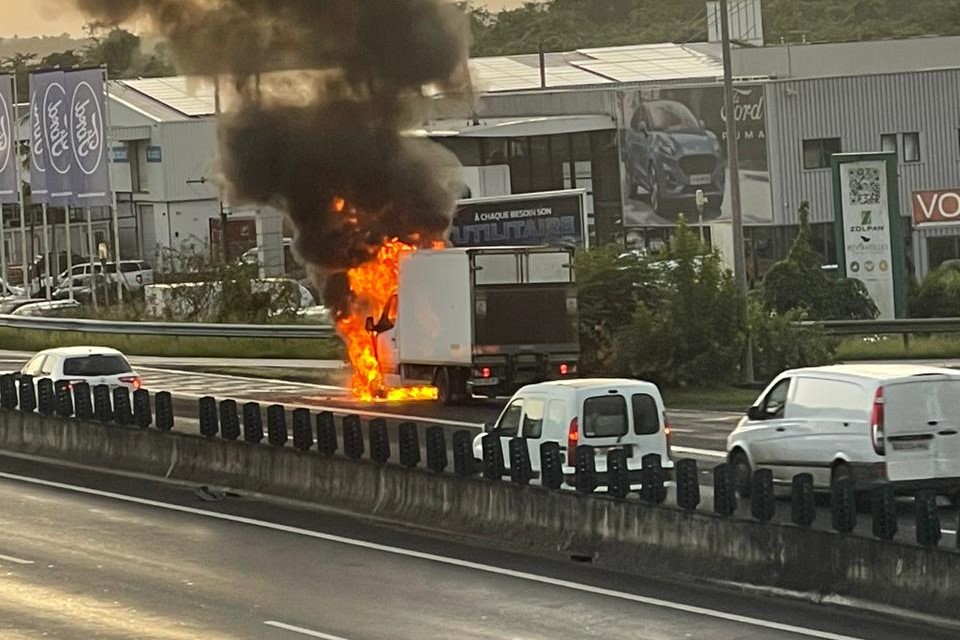     Un camion en flamme sur la route nationale 1

