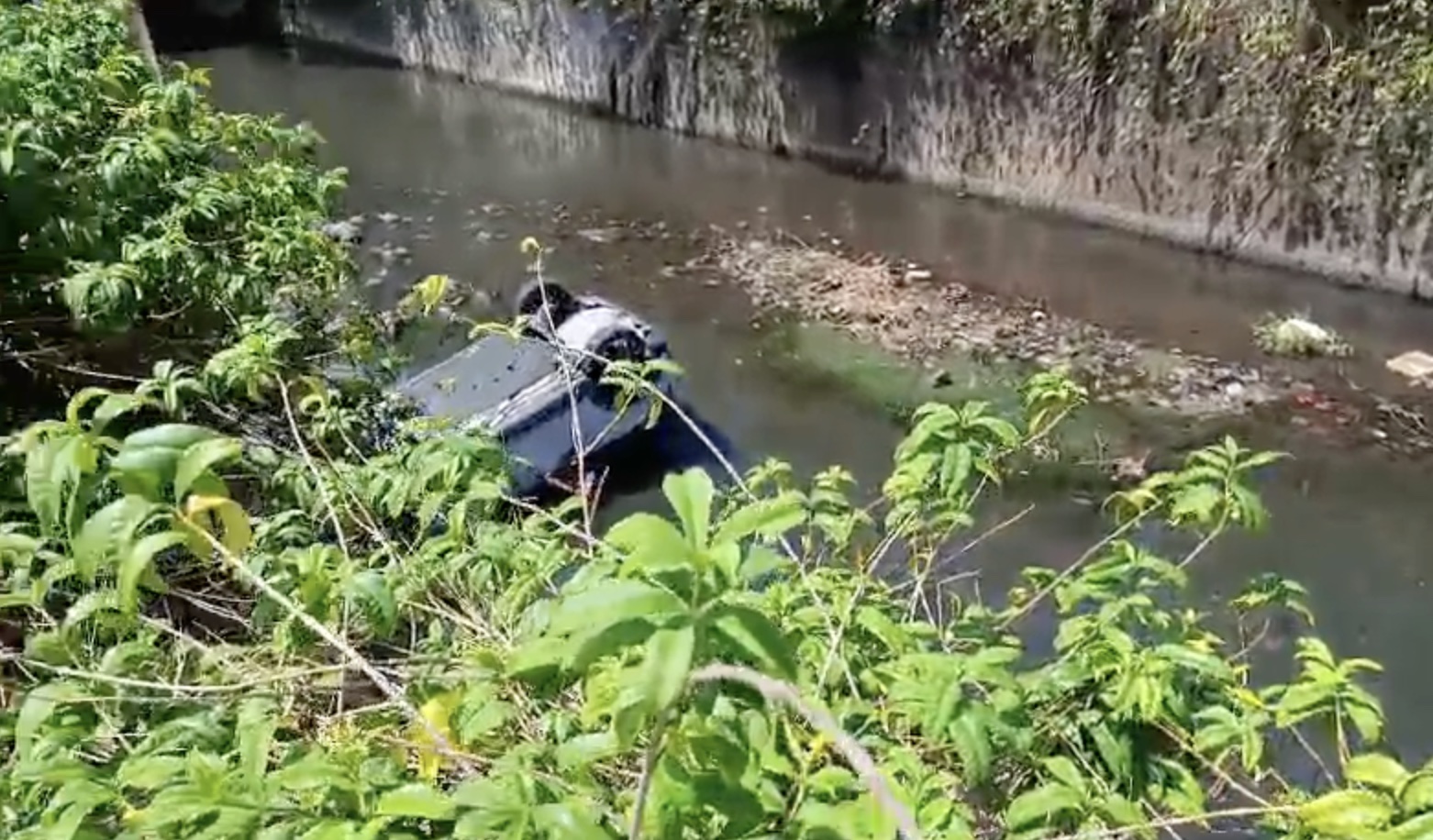     Spectaculaire accident à Fort-de-France : une voiture termine dans le Canal Levassor

