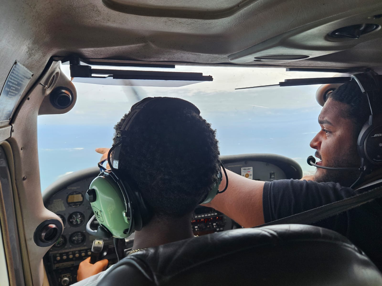     10 collégiens aux commandes d’un avion au-dessus de la Martinique

