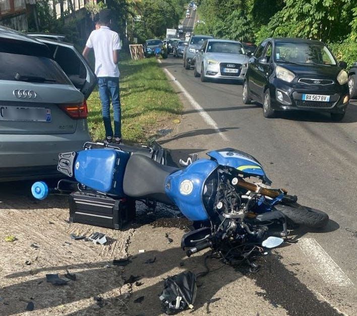     Accident entre une moto de la gendarmerie et un véhicule au Lamentin : deux blessés 

