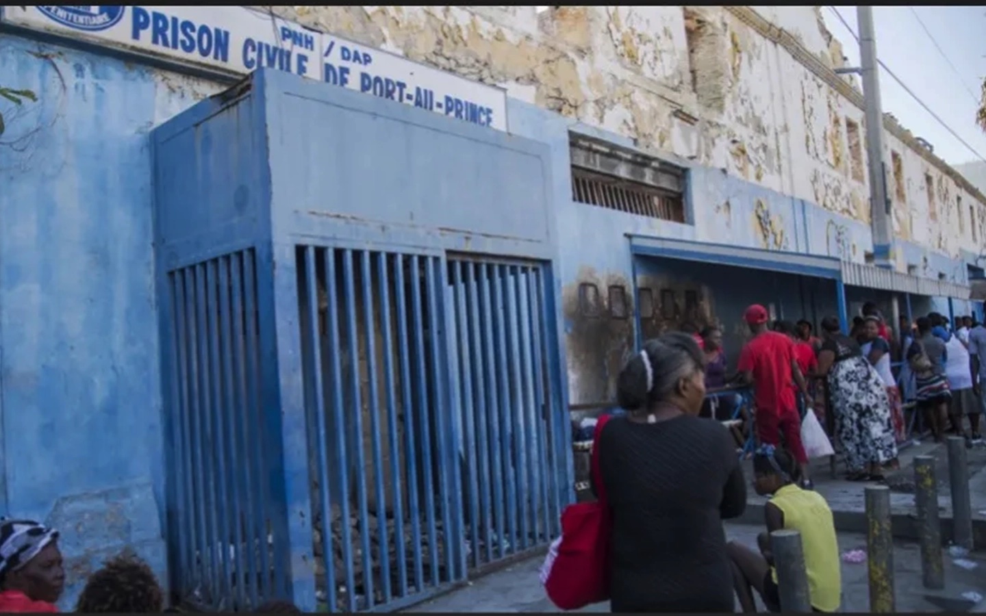     Au moins une dizaine de morts lors de l'évasion massive de détenus en Haïti

