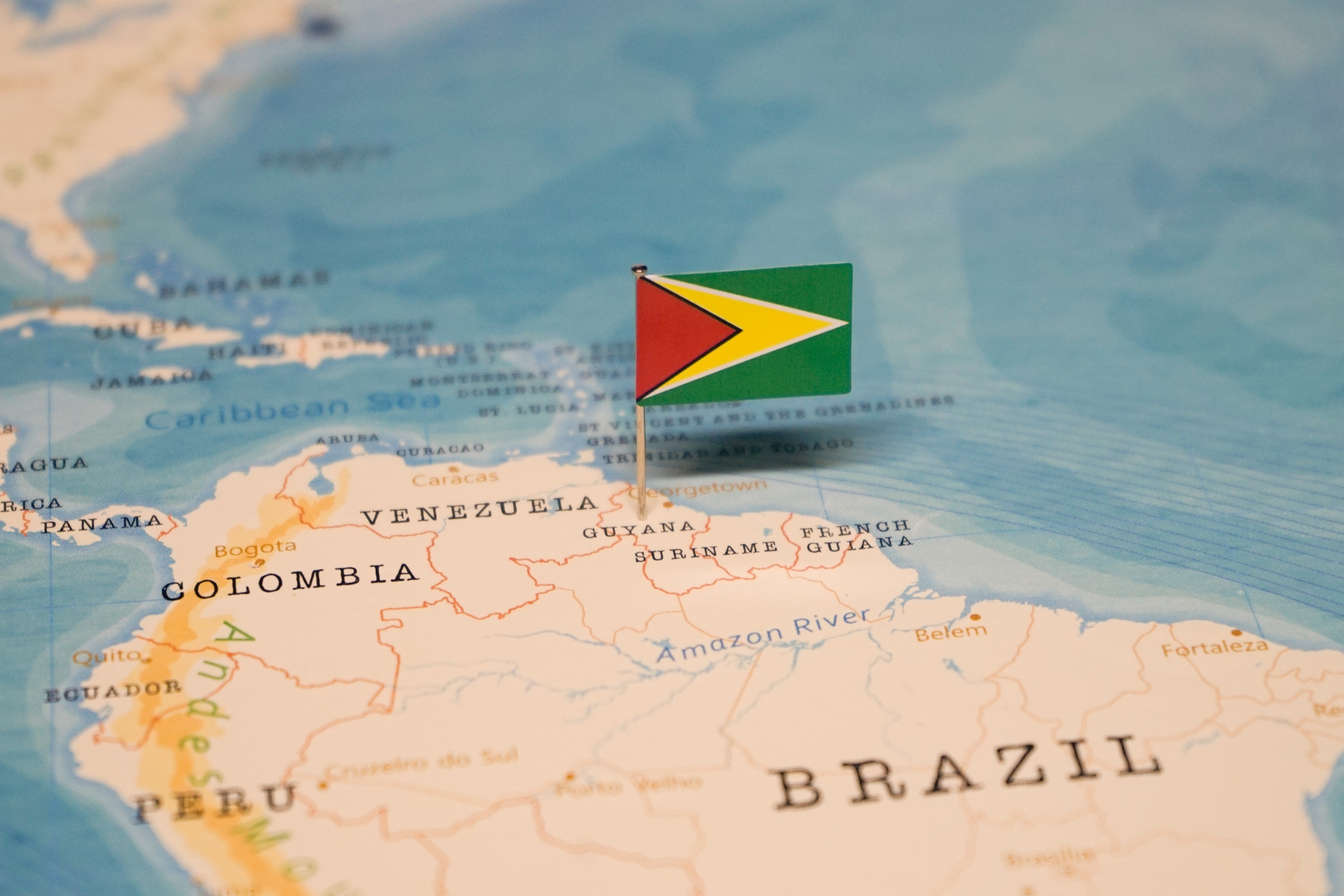     La France ouvre une ambassade au Guyana, petit pays riche en pétrole

