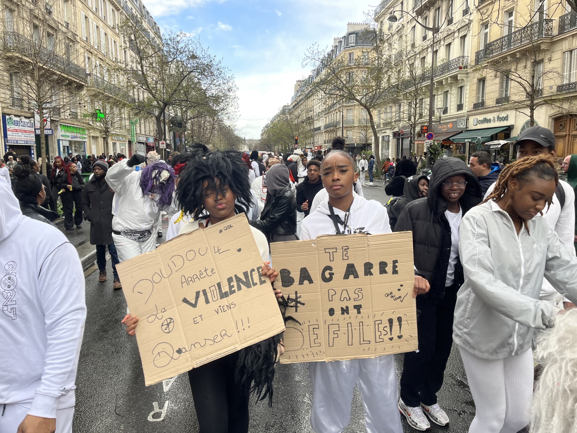     Paris : marche blanche contre la violence après l'agression de groupes de carnaval

