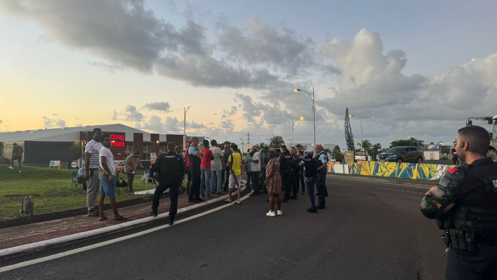     [DIRECT] Guadeloupe : conflit de la canne, la zone de Jarry toujours bloquée ce vendredi

