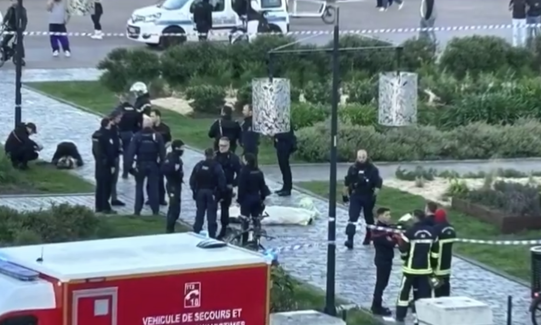     Attaque au couteau à Bordeaux : un mort et un blessé, l'assaillant tué par la police

