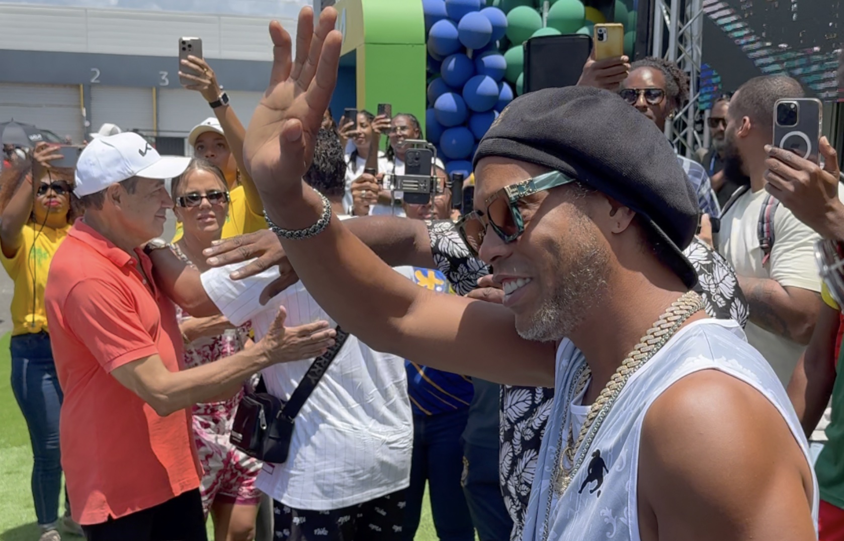     [VIDEO] Ronaldinho rencontre ses fans en Guadeloupe avant le tournoi de futsal au Gosier 

