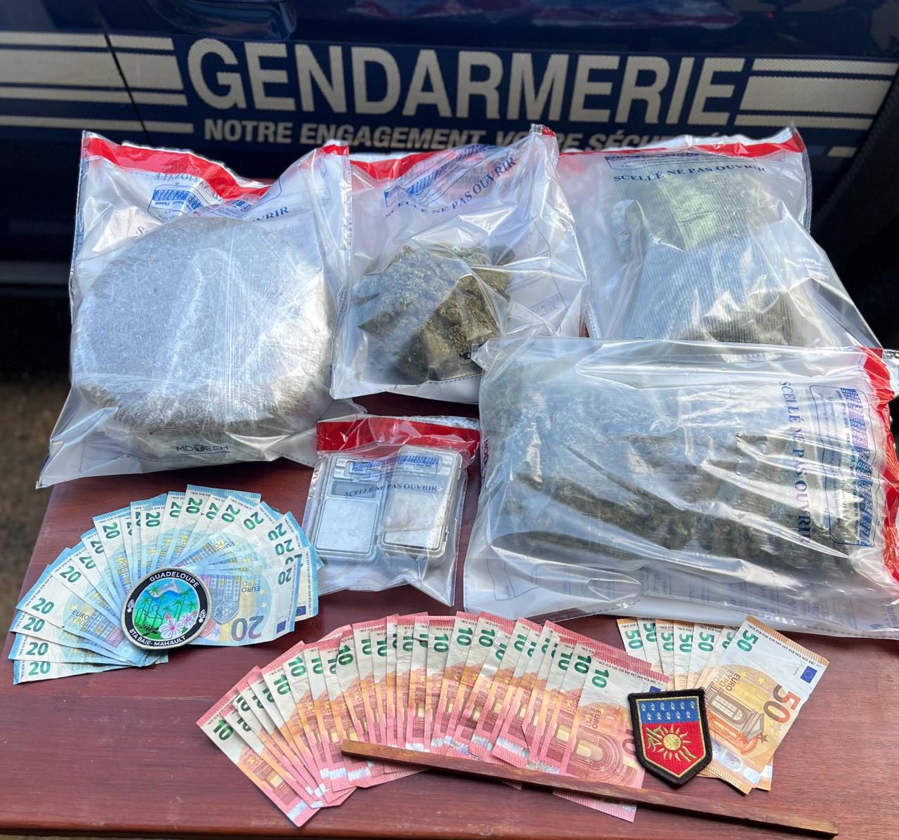     2 kilos de cannabis et 1 000 euros en petites coupures saisis à Baie-Mahault

