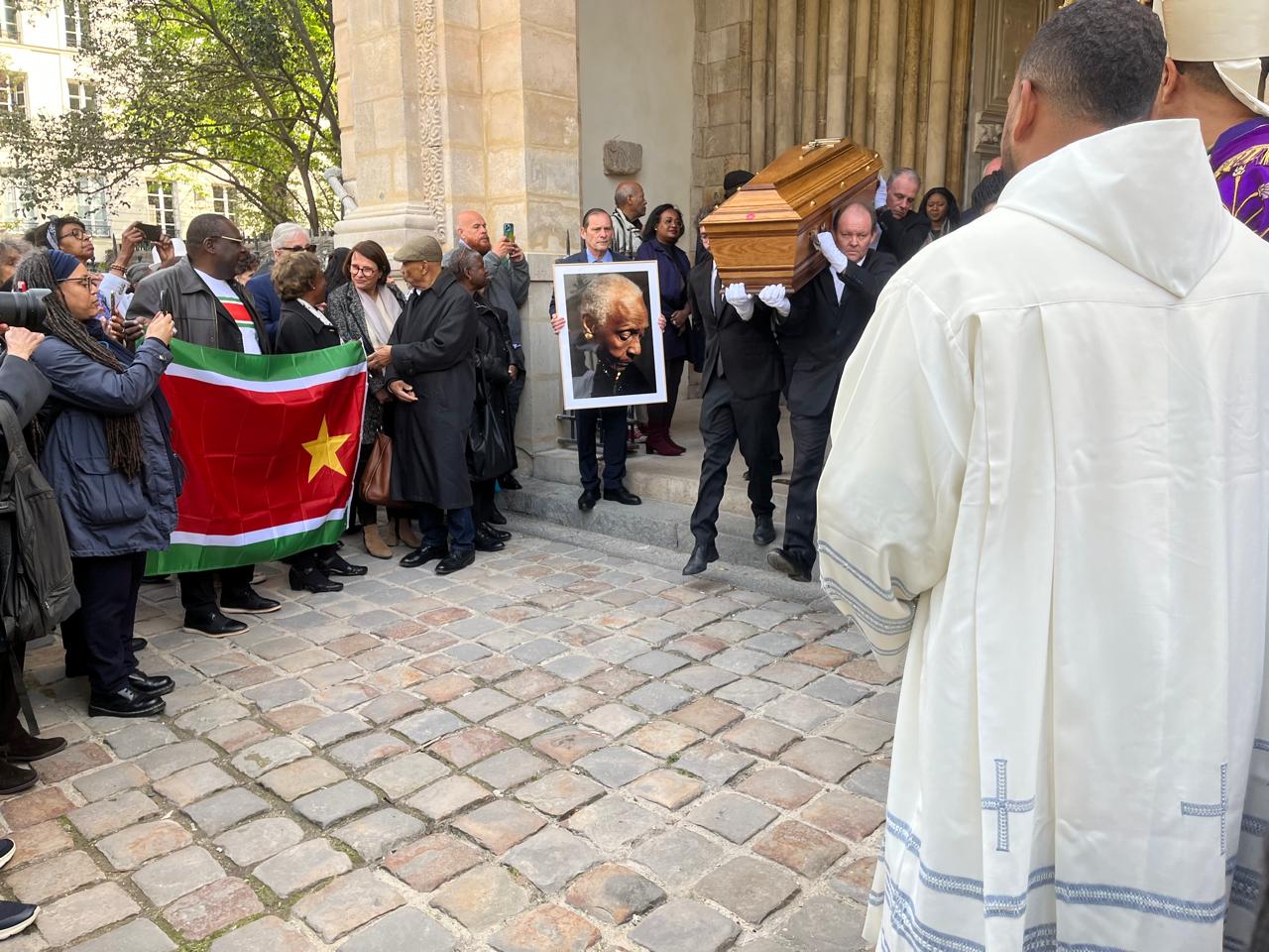     Emotion et fierté aux obsèques de Maryse Condé à Paris

