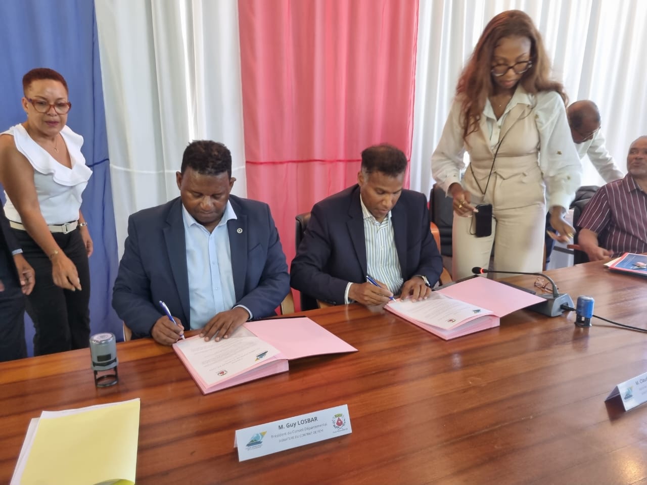     Le conseil départemental a signé à Gourbeyre son 17e Contrat Péyi

