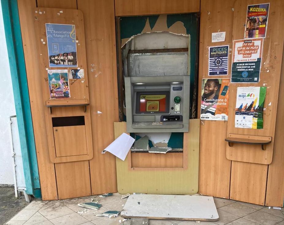     Un guichet de banque et une pharmacie vandalisés à Marie-Galante

