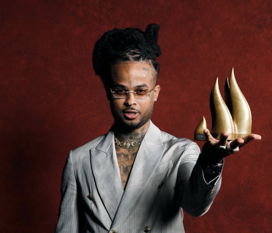     Cérémonie des Flammes 2024 : Kalash remporte le prix de la musique caribéenne 

