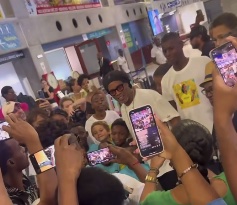     Ronaldinho dribble tout le monde à son arrivée à l’aéroport Pôle Caraïbes en Guadeloupe 

