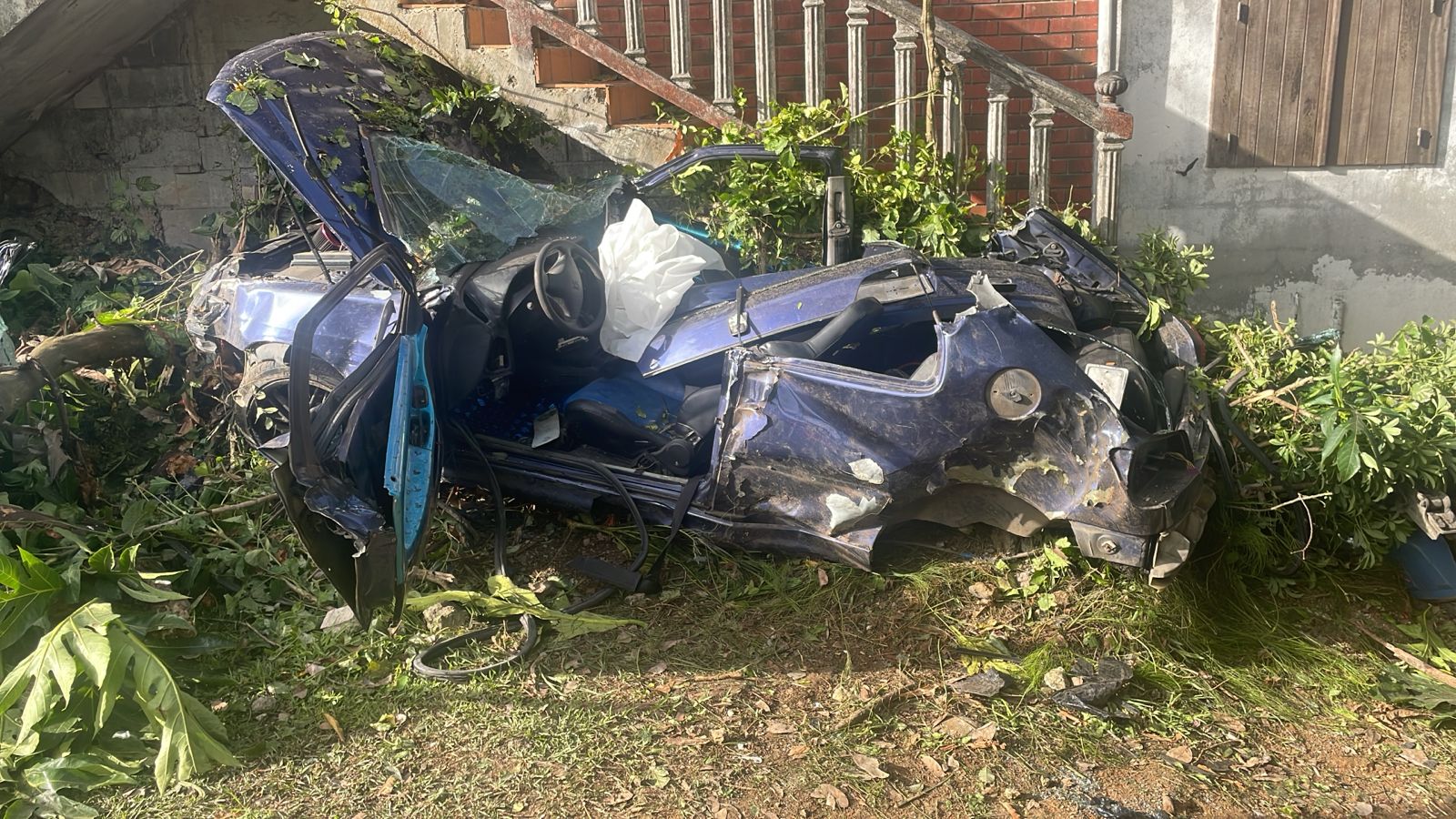     Accident spectaculaire à Petit-Bourg : un véhicule s’encastre sous l’escalier d’une maison

