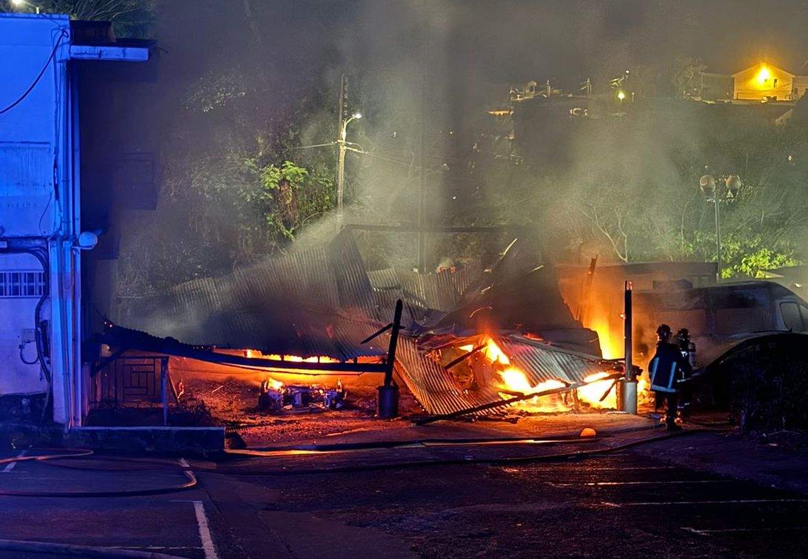     Le parking de RCI Martinique totalement incendié dans la nuit 

