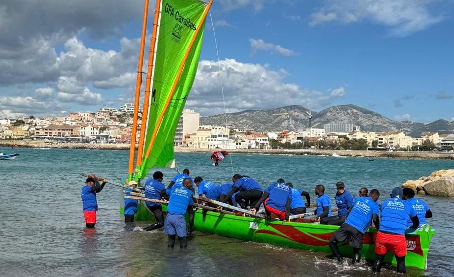    La Yole Ronde de Martinique est à Marseille pour accueillir la flamme olympique 

