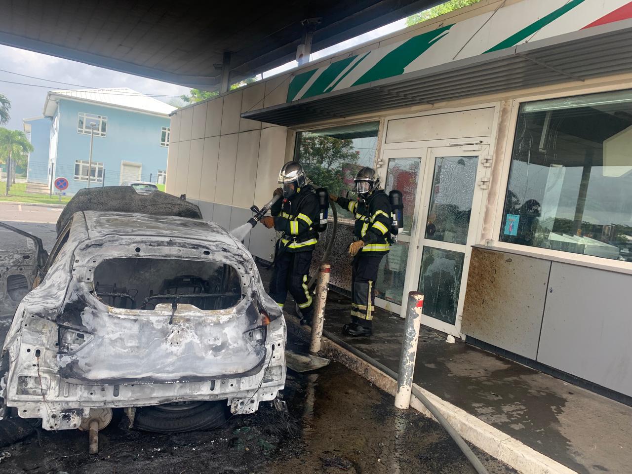     Un voiture en feu dans une station-service de Baie-Mahault 

