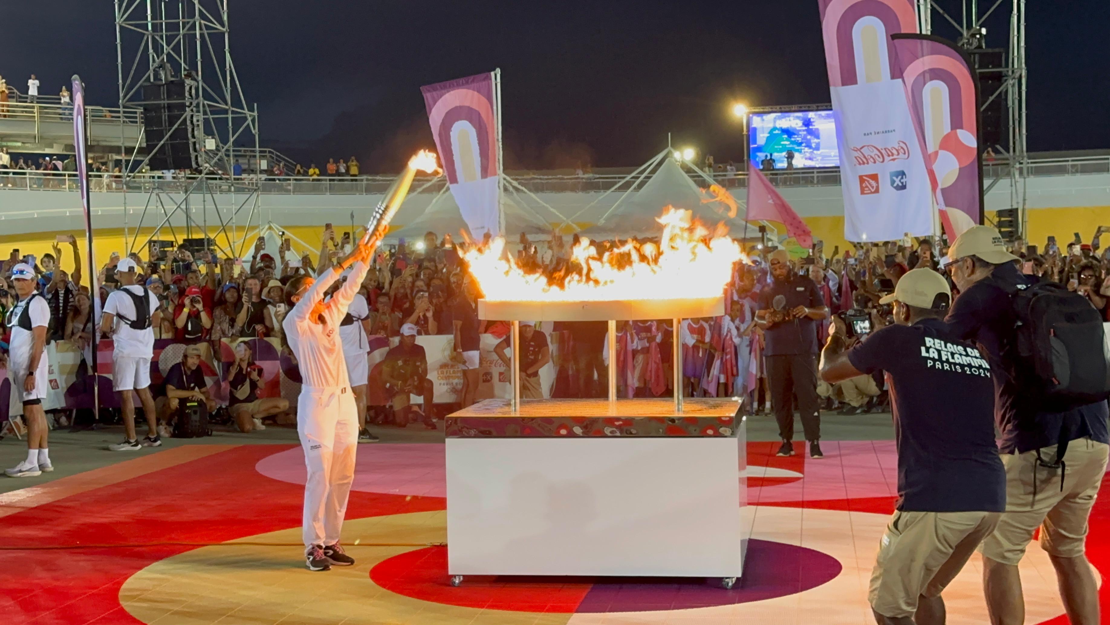     [EN IMAGES] Flamme olympique : revivez l’allumage du chaudron en Guadeloupe !

