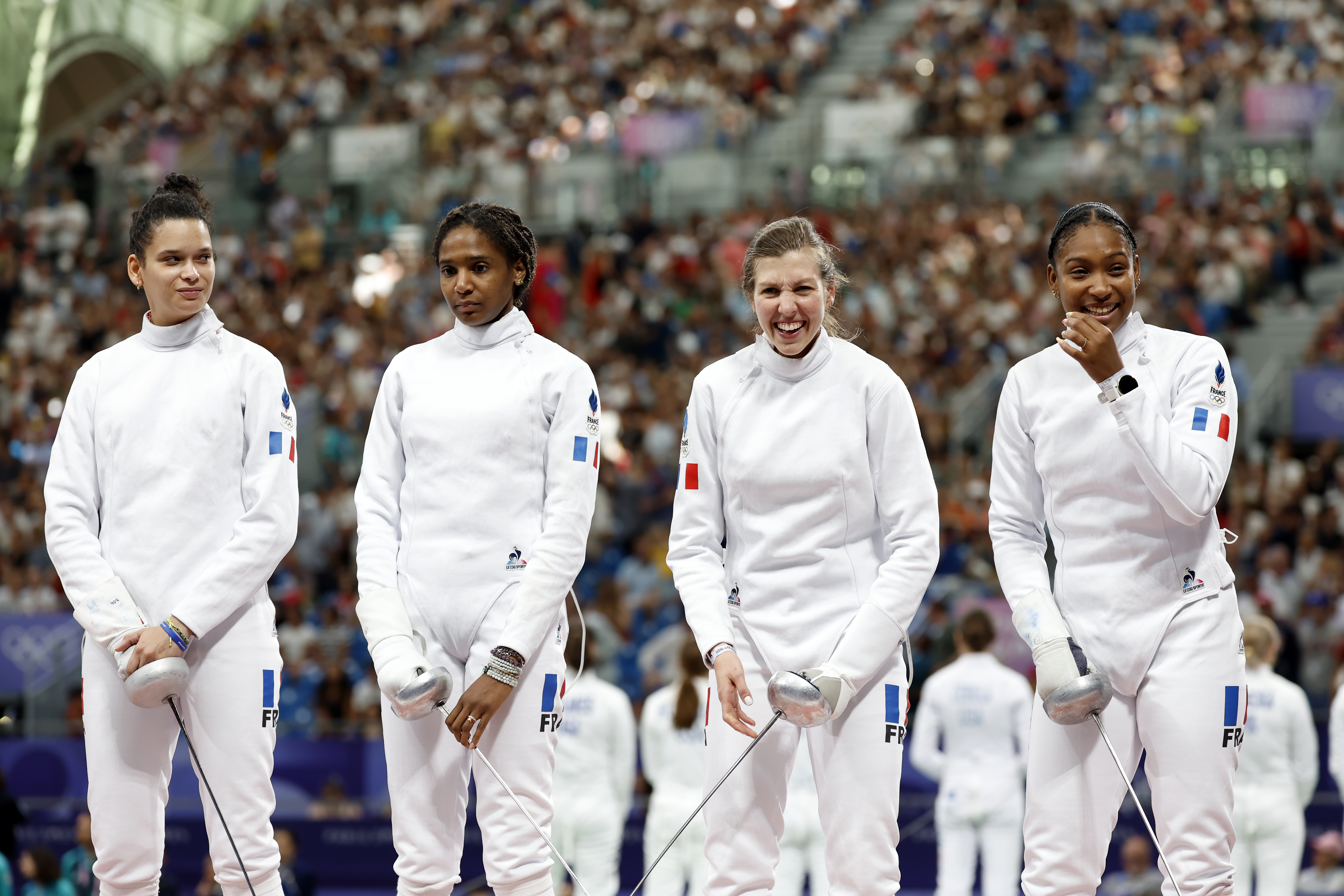     JO 2024 : l'équipe de France d'épée féminine prend la médaille d'argent

