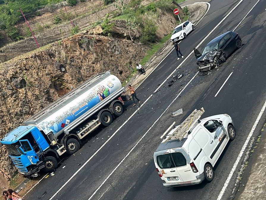     Accident spectaculaire à Bellefontaine entre un camion et deux véhicules

