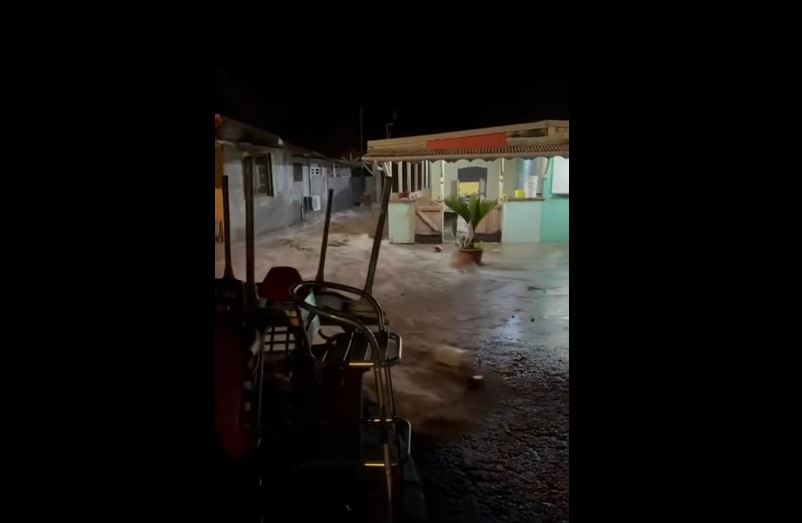     La houle de Béryl provoque des submersions en Basse-Terre : plusieurs routes coupées

