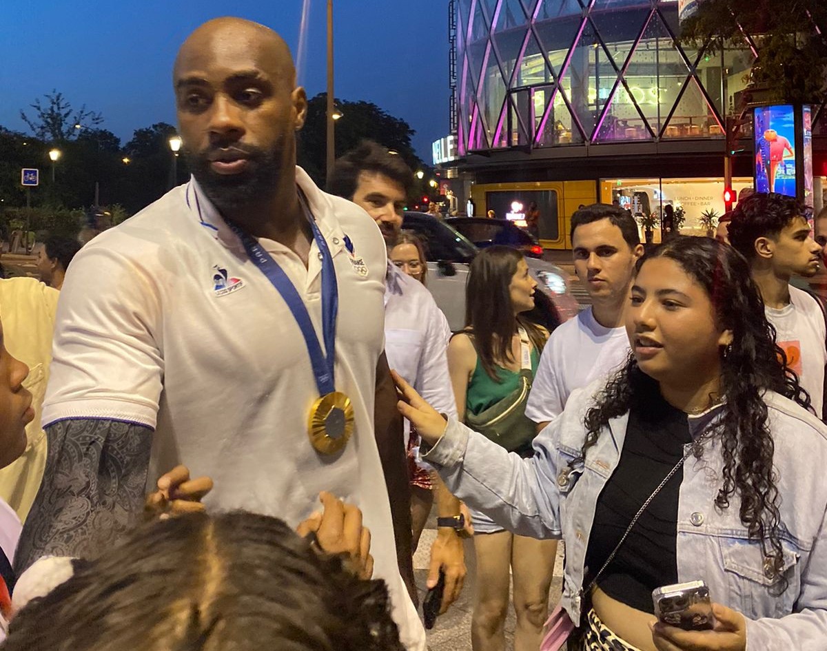     Judoka le plus titré des Jeux Olympiques, Teddy Riner célèbre sa victoire

