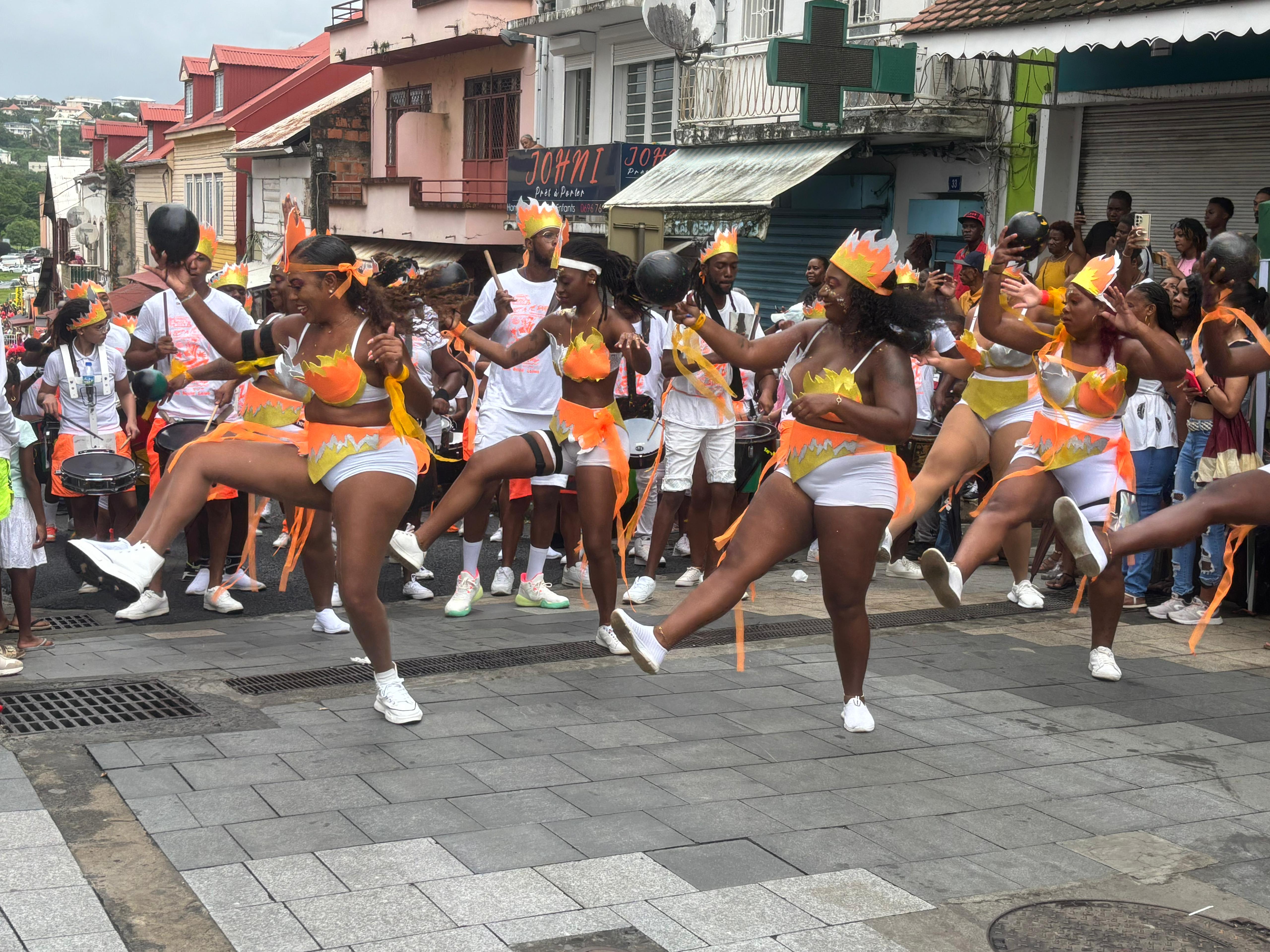     Fête patronale au Lamentin : le carnaval des vacanciers

