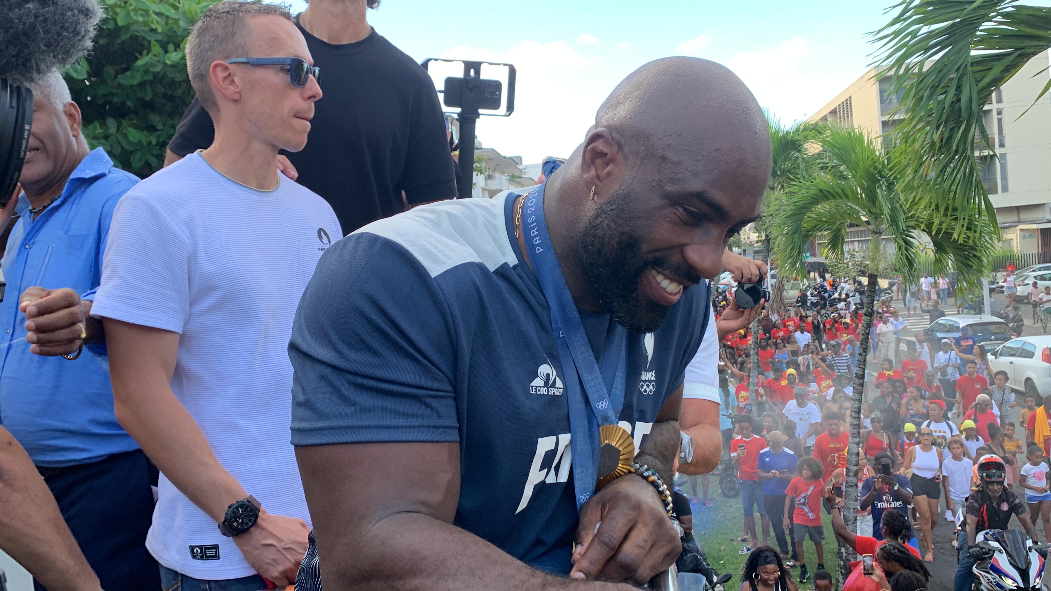     Un accueil royal pour Teddy Riner en Guadeloupe !

