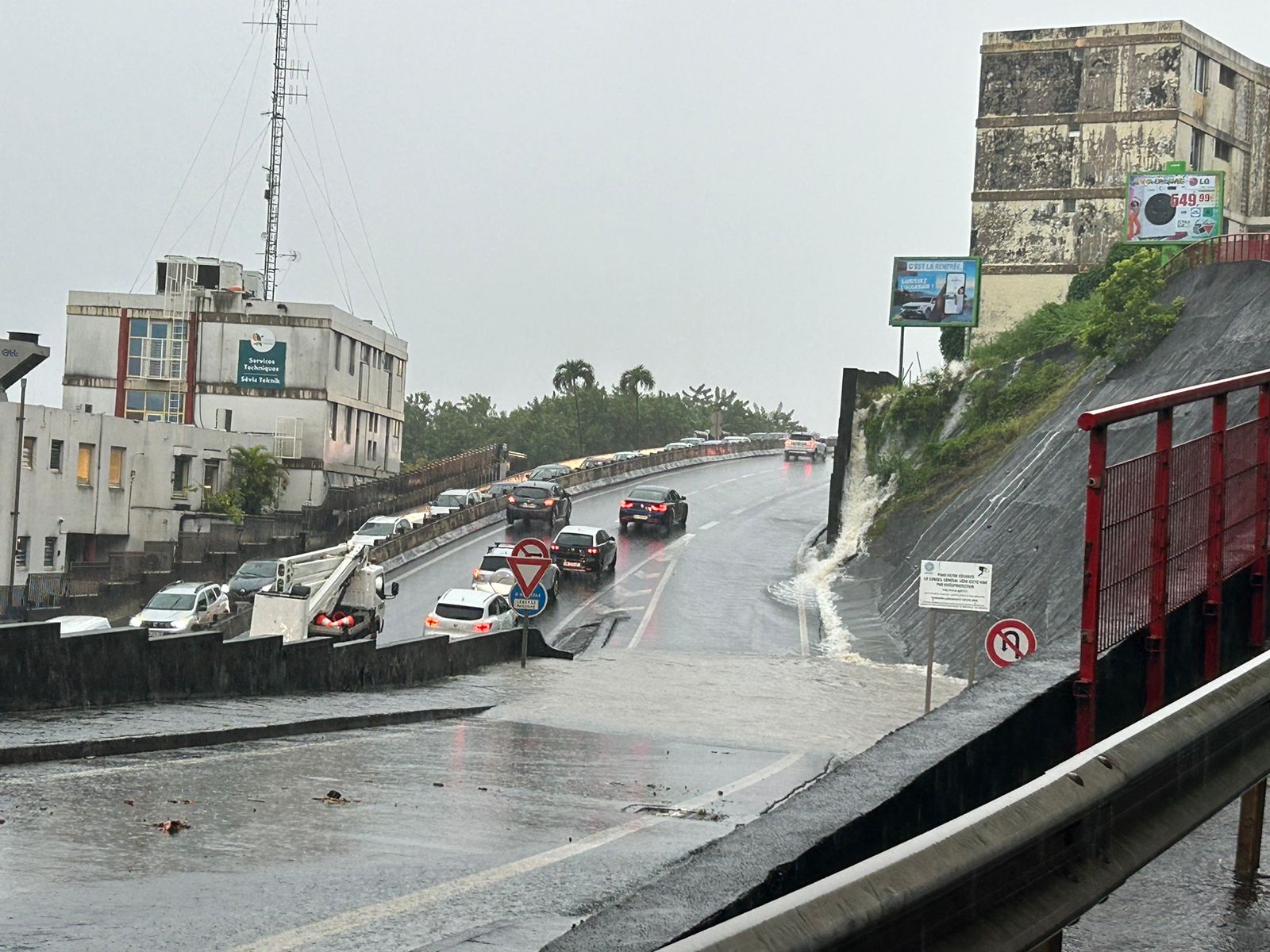     [VIDEOS] Eboulements, inondations, route coupée : le point de situation en Martinique, en vigilance Orange 

