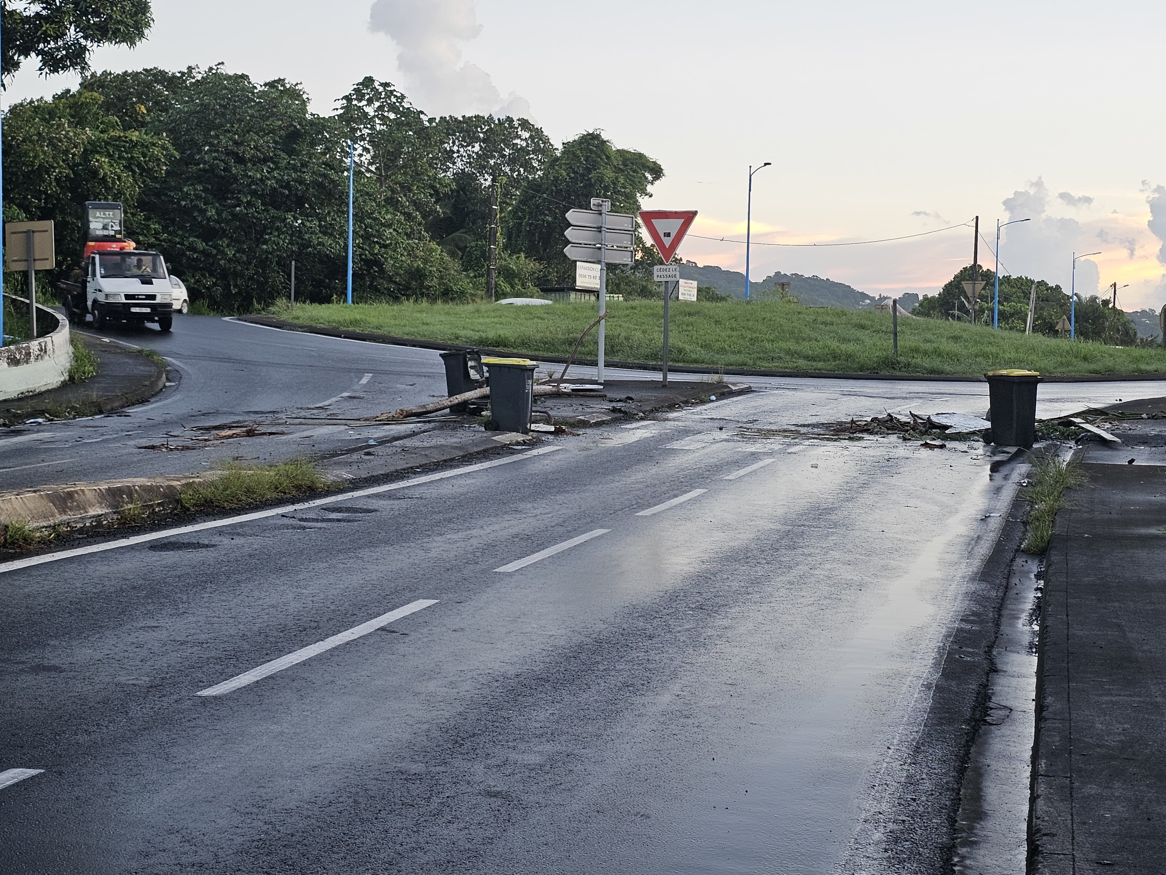     Vie chère : appel au rassemblement à Dillon, un barrage érigé puis levé à Pelletier

