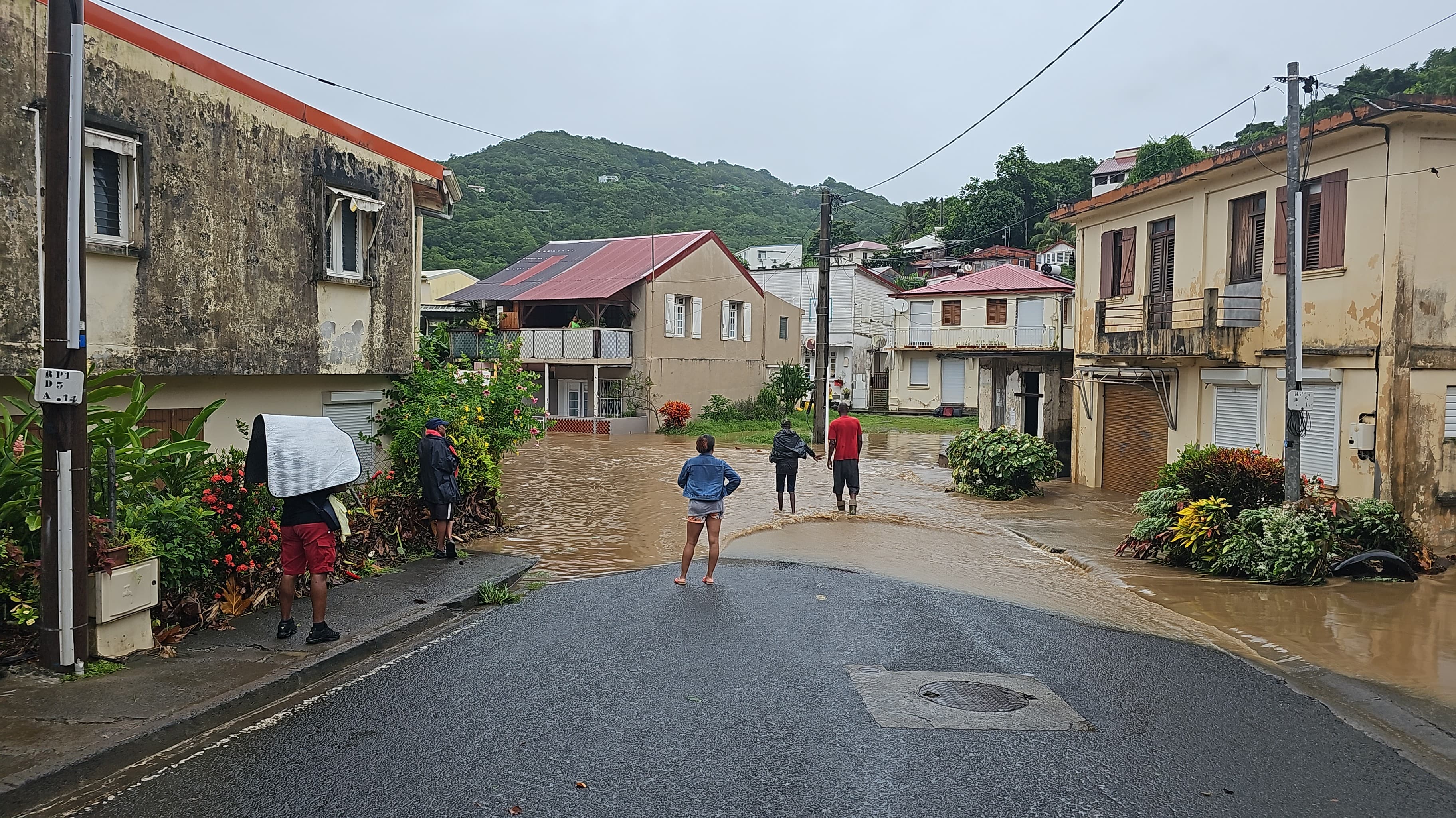     [VIDEOS] Eboulements, inondations, route coupée : le point de situation en Martinique, en vigilance Orange 

