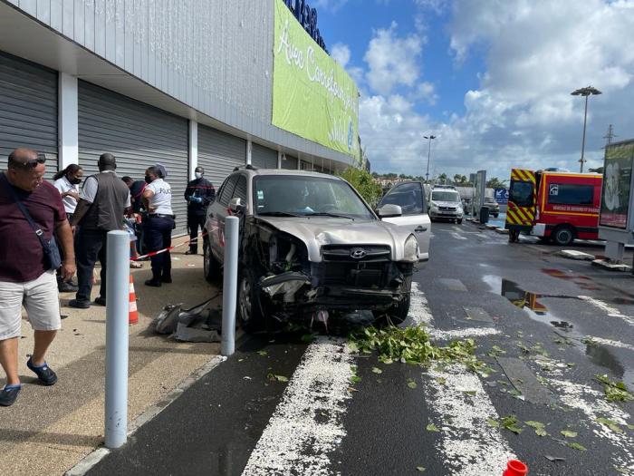 Accident parking Carrefour Dillon