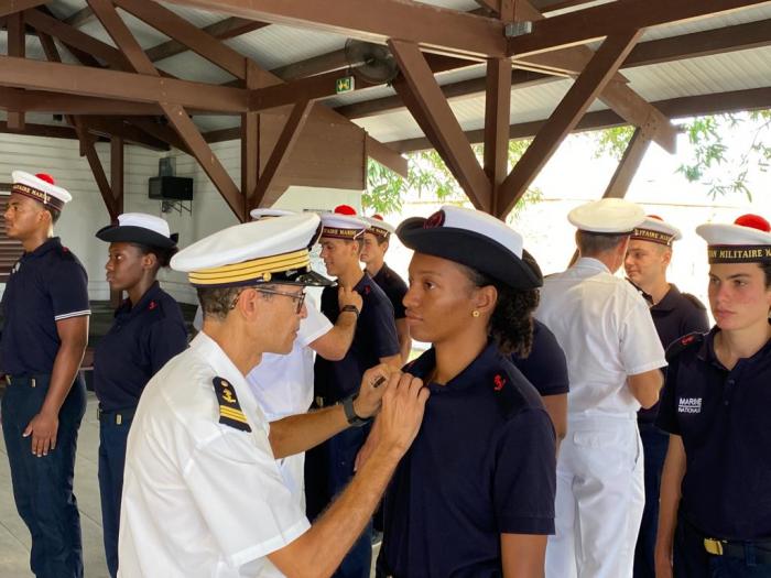 Pascal Saffache décore les jeunes stagiaires de la Préparation Militaire Marine