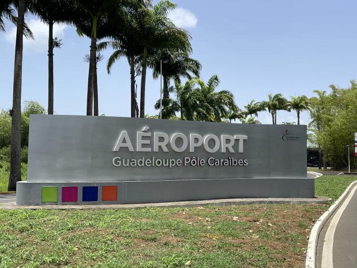 AEROPORT GUADELOUPE Totem @Gilles Morel