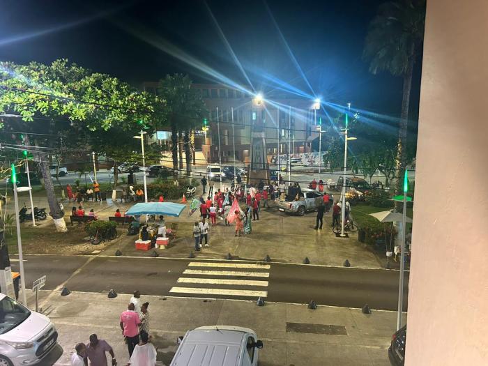 Tous en rouge sur la place de la Victoire