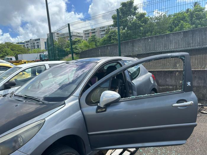 voiture port vandalisée