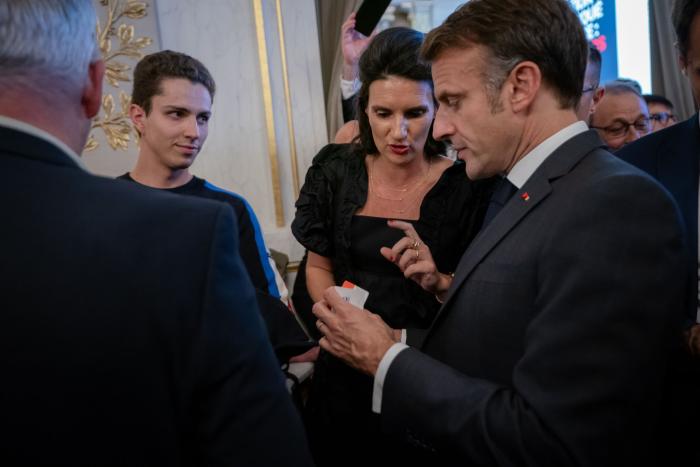 Emmanuel Macron s'est vu remettre un baume Maravilla