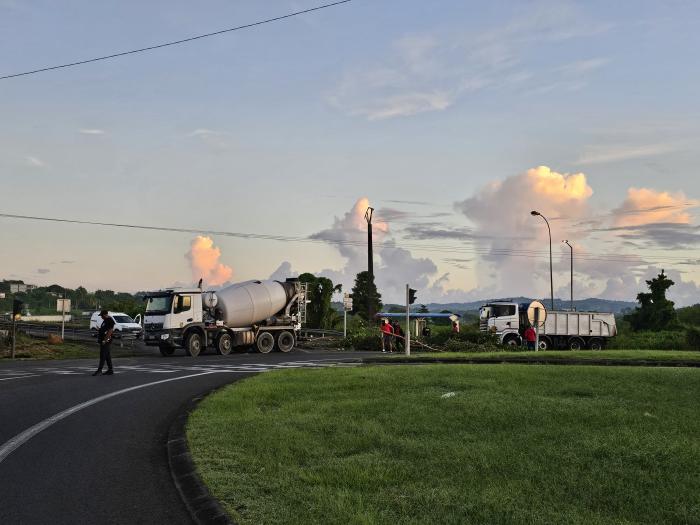 Blocage camions à Mahault Mq