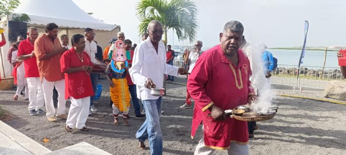 stèle débarquement indiens en Guadeloupe