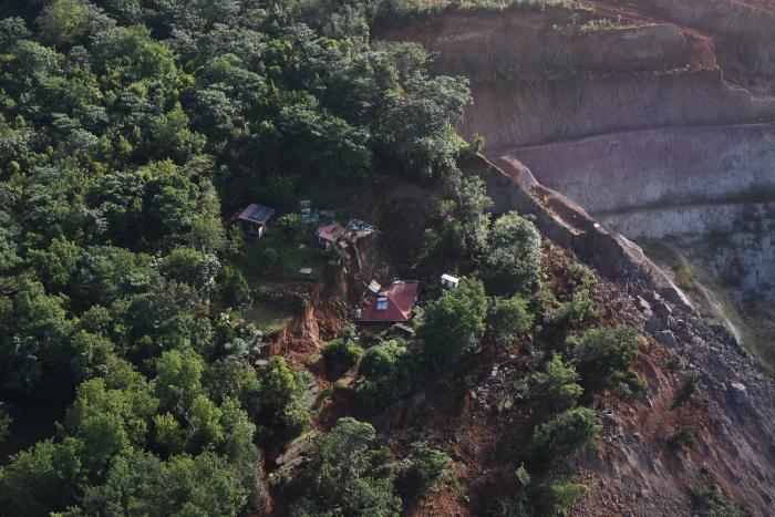 effondrement Deshaies Savane paille glissement de terrain 