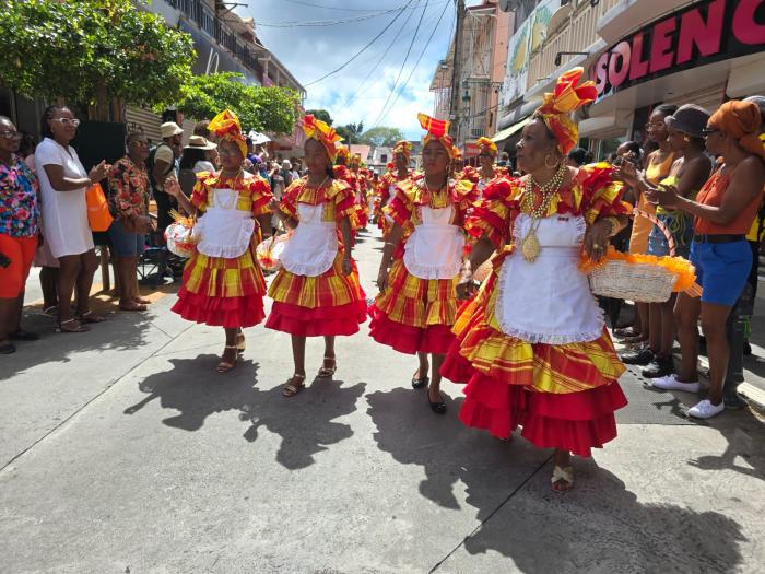 Défilé des marchandes et association Basse-Terre