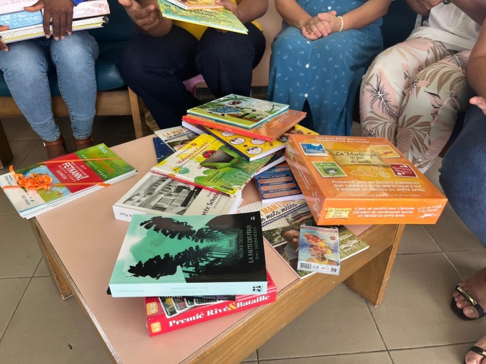 Remise des livres hôpital 091025