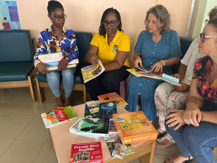 Remise de livres hôpital 091025