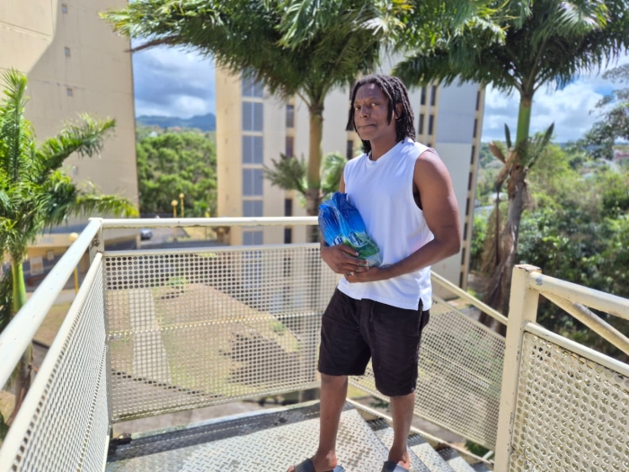 distribution bouteilles d'eau campus Schoelcher