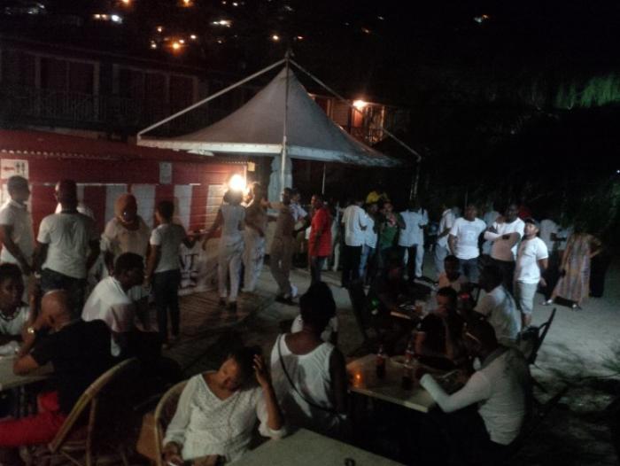     300 personnes vêtues de blanc pour parler des fêtes et évènements en Martinique 


