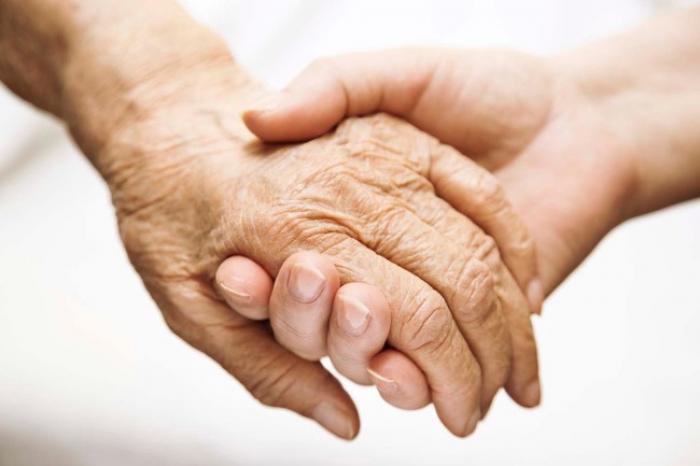     Alzheimer : "Il faut avoir des activités non médicales, tout ce qui peut être une activité est bénéfique"

