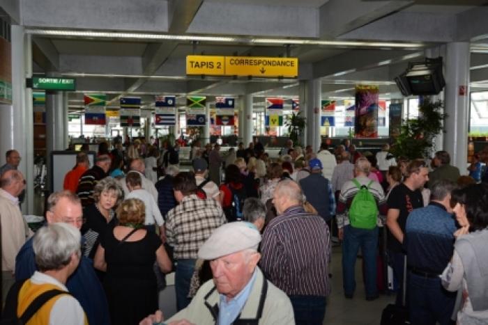     Aéroport Martinique Aimé Césaire : le conflit des avitailleurs s'enlise

