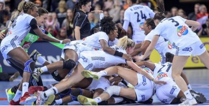     Avalanche de réactions après le sacre mondial des handballeuses françaises

