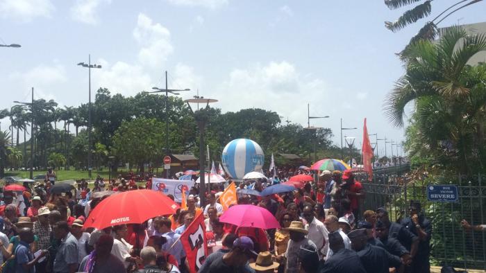     Contrats aidés : entre 4000 et 4500 manifestants devant la préfecture

