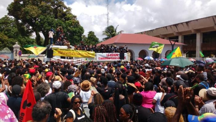     Des milliers de Guyanais dans les rues au second jour de la grève générale


