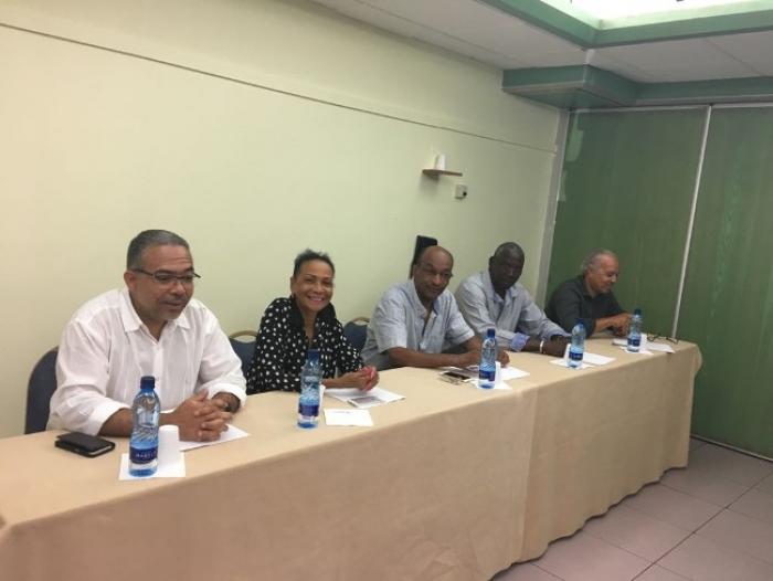     Défections de certains soutiens en faveur d'Emmanuel Macron en Martinique

